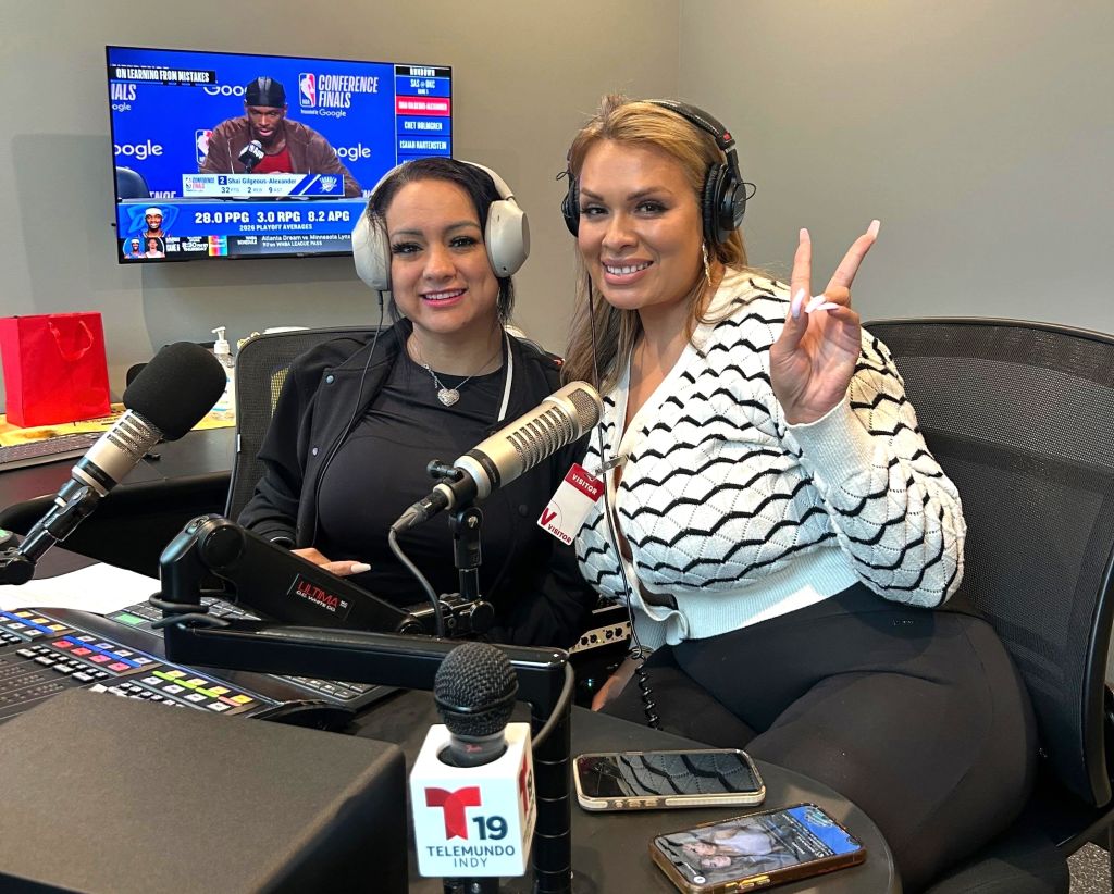 Abby Rangel visita estudios de Fuego 92.7 FM