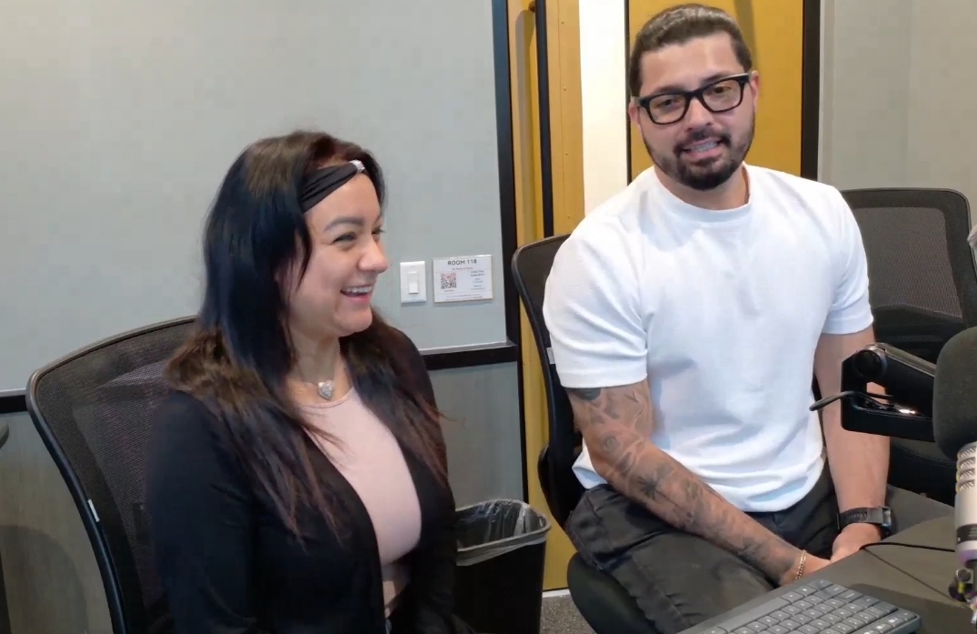 En Fuego 92.7 FM, Elvira Rangel entrevista a DJ Gil