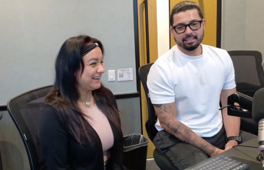 En Fuego 92.7 FM, Elvira Rangel entrevista a DJ Gil